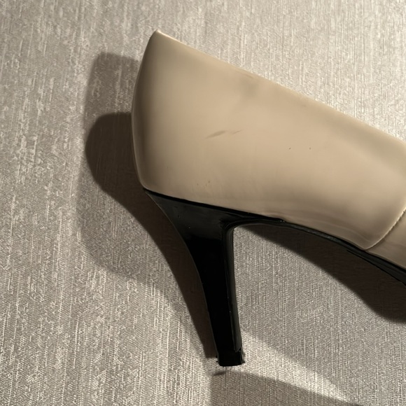 Comfort Plus Women’s Tuxedo Colored Heels Size 9.5 Gently Used condition - Picture 3 of 11